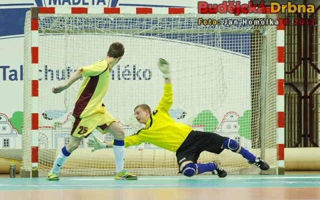 Brankář Absolut Teamu Kříž zasahuje proti střele Marné Snahy
