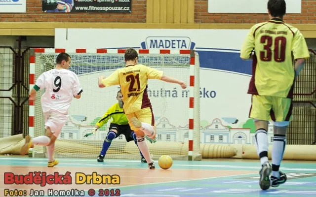 Střela na bránu Absolut Teamu z nohy Stanislava Šteinera