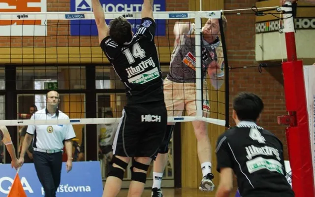 Petr Zapletal blokuje příbramského Böhma, vzadu v poli Novotný