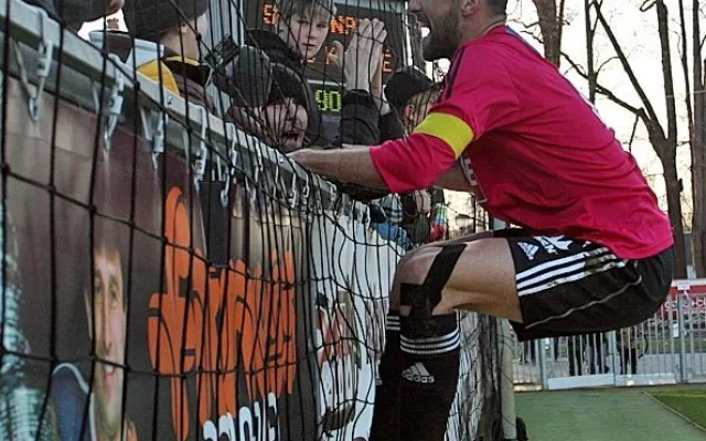 Kapitán Dynama Roman Lengyel měl z gólu takovou radost, až se sápal za diváky na tribunu