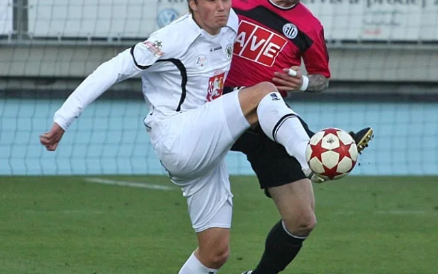Tomáš Řepka v souboji s Pavlem Dvořákem