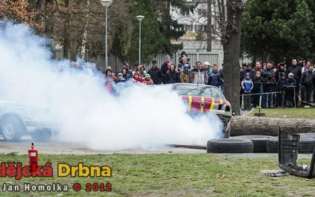 Chvilkami ani nebylo vidět, co se na trati děje