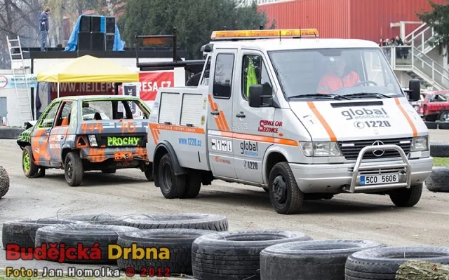 Po každé rozjížďce na trať vyrazilo servisní auto pomáhající s odklízením nepojízdných vraků