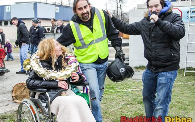 Vítěz Jan Sladkovský se svou ženou Helenou a moderátorem akce DJ Basslickerem