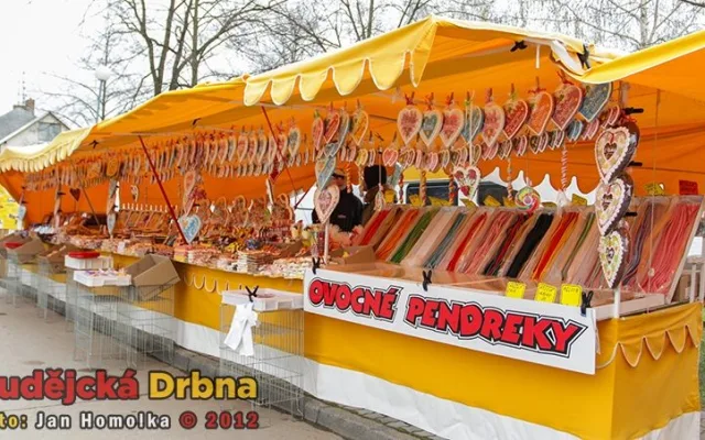 Stánky s perníkovými srdci a pendreky lemovaly chodník