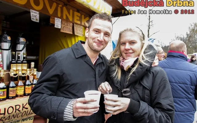 Těm, kterým byla zima, zachutnala horká medovina a svařák