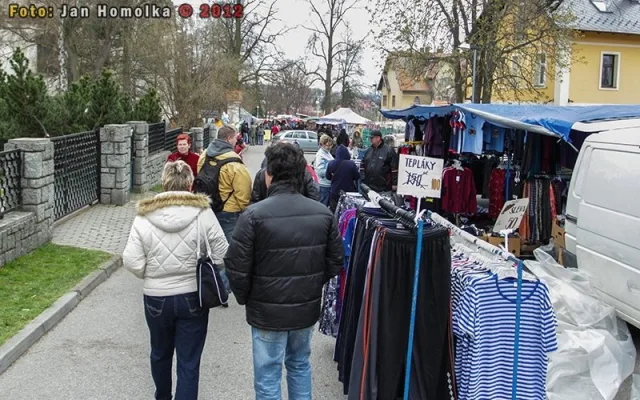 Téměř na každém kroku byly k vidění stánky s levným oblečením