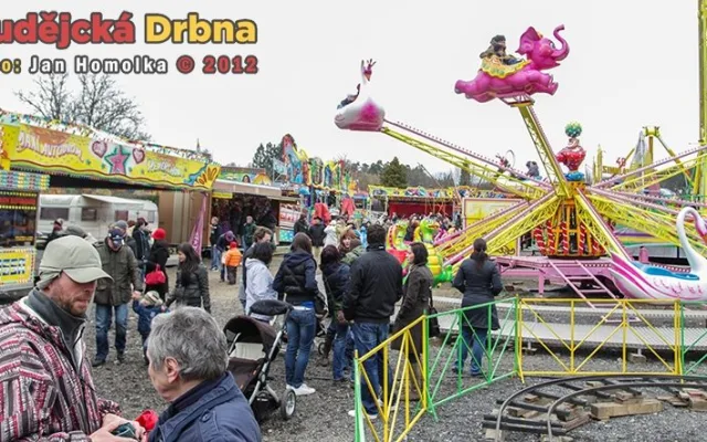Tradiční kolotoče a labutě