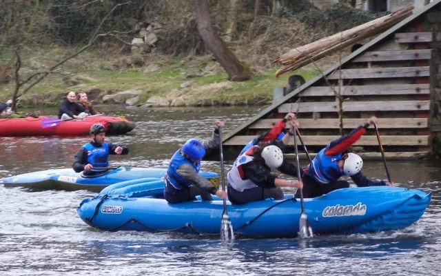 Finišující posádka HANACE Rafters Čudly se svým trenérem Tomášem Saikem