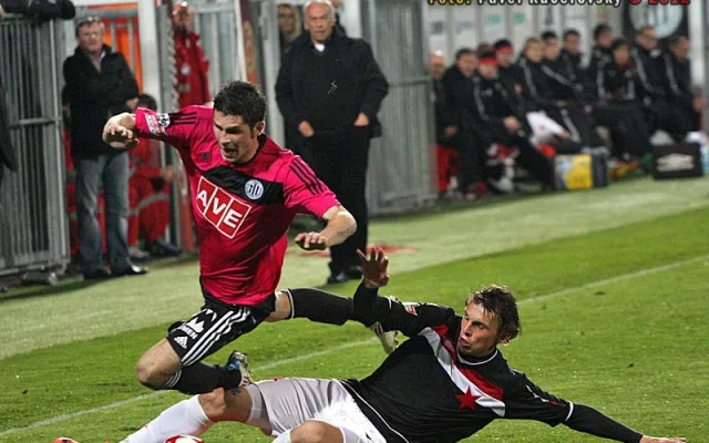 Bývalý hráč Dynama Milan Nitrianský fauluje střelce jediné branky utkání Petra Javorka