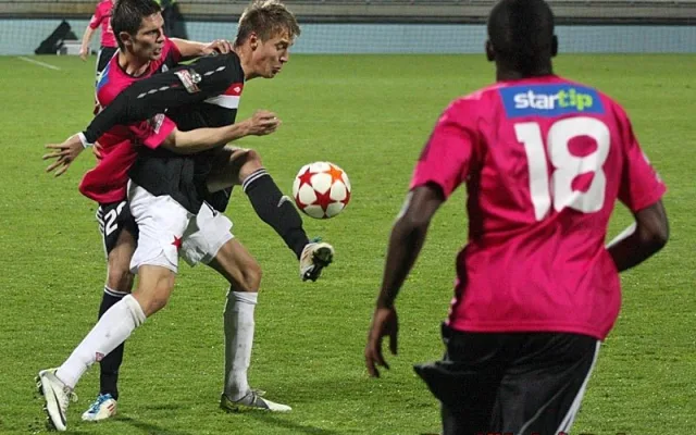 Javorek brání Petráka, zády Hudson