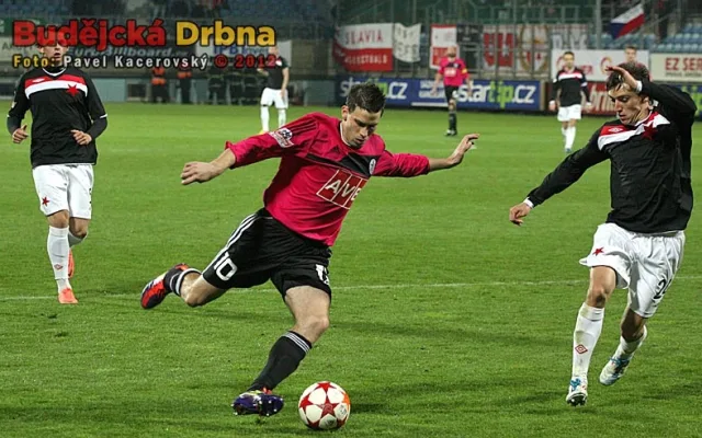 Michal Klesa útočí, vpravo Vitali Trubila
