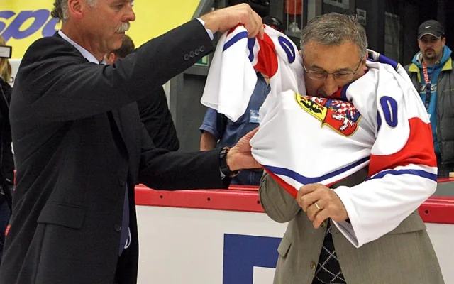 Jaroslav Pouzar dostal od manažera reprezentace Slavomíra Lenera pamětní dres ke svým 60. narozeninám, které letos oslavil