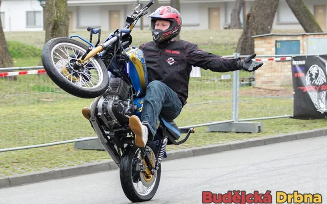 Lukáš Martínek předvádí umění na motorce