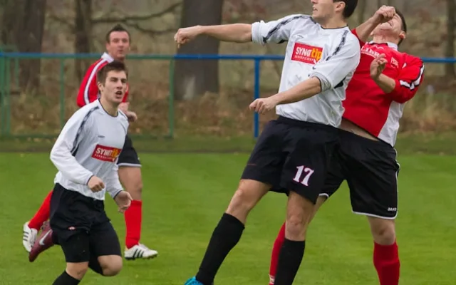 Hlubocký Lukáš Dudek v souboji s prachatickým Martinem Šicnerem