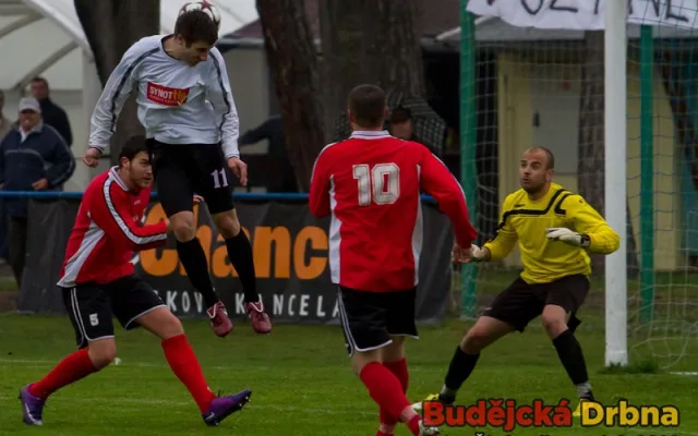Útočník Hluboké Josef Kurali v této pozici míč hlavou dobře netrefil
