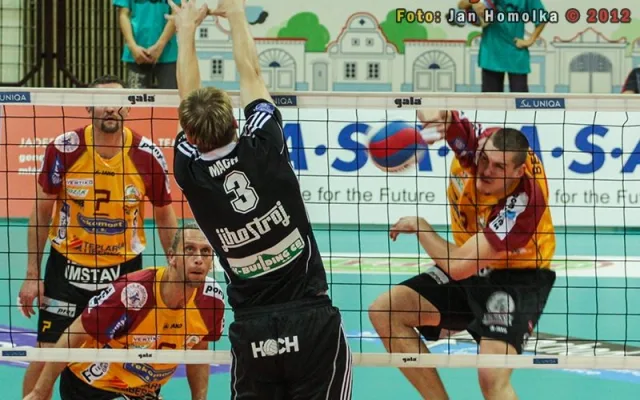 Marek Beer na smeči proti Radkovi Machovi