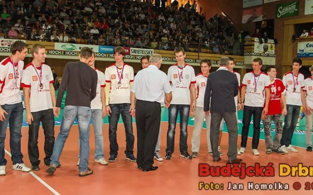 Předání medailí juniorům za třetí místo v extralize z rukou prezidenta klubu Jana Diviše, manažera Zdeňka Scheichla a trenéra René Dvořáka