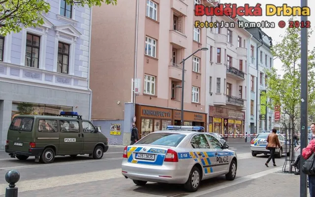 Starší žena pád z okna na Lannově třídě nepřežila