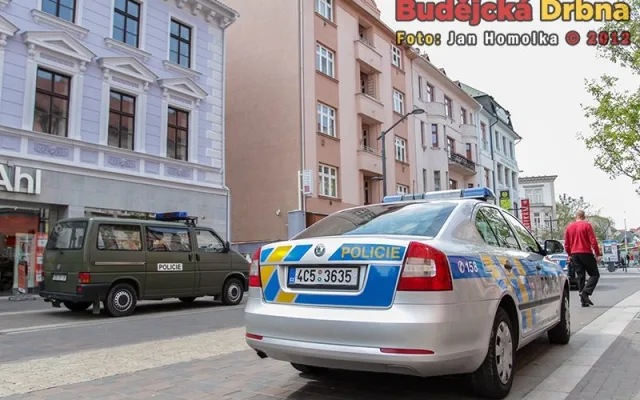 Starší žena pád z okna na Lannově třídě nepřežila