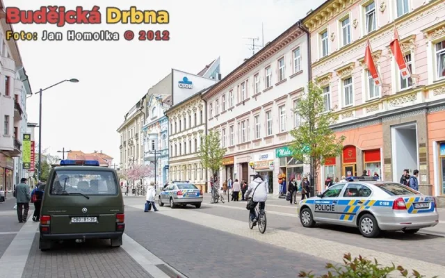 Starší žena pád z okna na Lannově třídě nepřežila