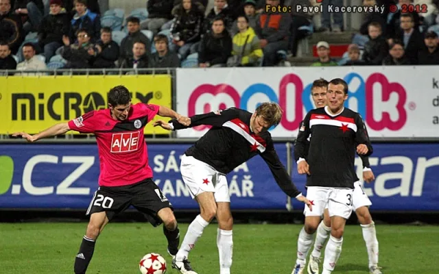 Autor gólu Dynama Petr Javorek bojuje o míč