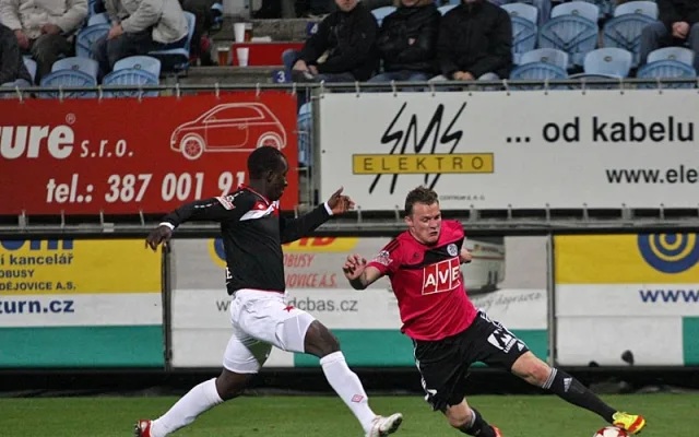 Jakub Řezníček se snaží obehrát Bassiroua Dembelého