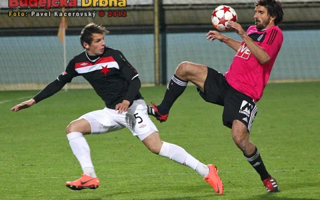 Matej Krajčík si zpracovává míč před Milanem Nitrianským