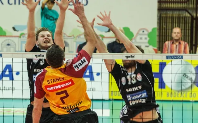 Lubomír Staněk smečuje do bloku Radka Macha s Tomášem Filou