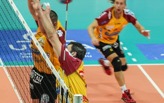 Pavle Řezníček v pozadí sleduje své spoluhráče Beera a Pešla na bloku