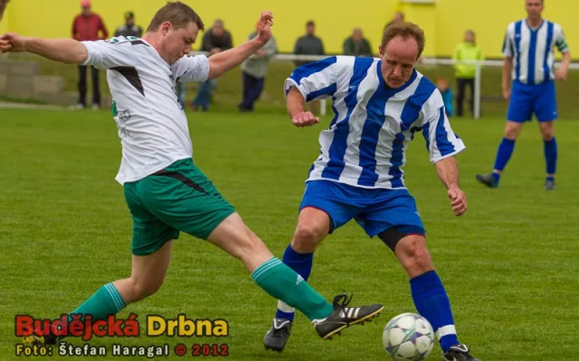 Jiří Povišer si kryje míč před Petrem Maxou