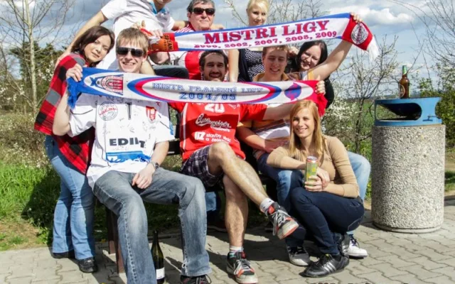 Zastávka fanoušků kdesi za Prahou