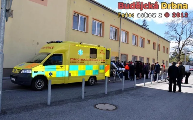 Dítě z babyboxu bude vozem záchranné služby převáženo na neonatologii