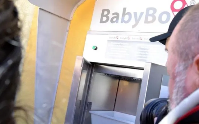 Uvnitř babyboxu je speciální vyhřívané lůžko
