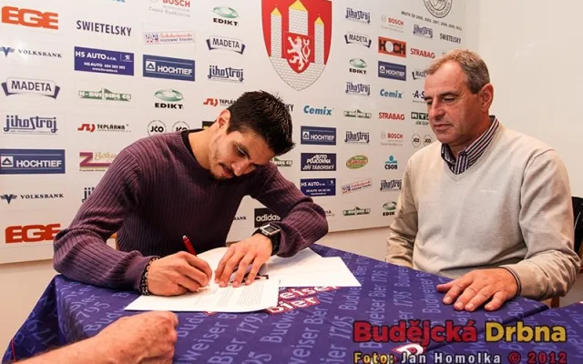 Andy Rojas podepisuje smlouvu na další sezonu, přihlíží prezident Jan Diviš