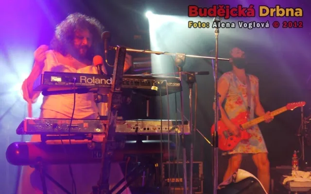 Výstředně oblečení muzikanti