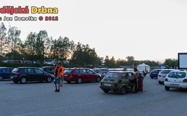 Příprava na večerní autokino