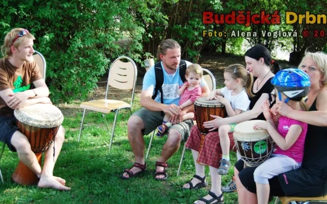 Bubnování na africké bubny