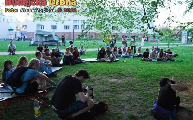 Posluchači beatboxu a poezie