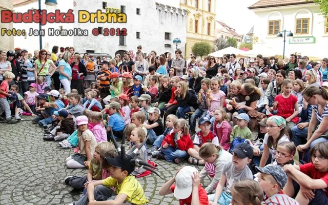 Dětmi zaplněné Piaristické náměstí