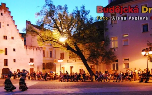 První vystoupení břišních tanečnic