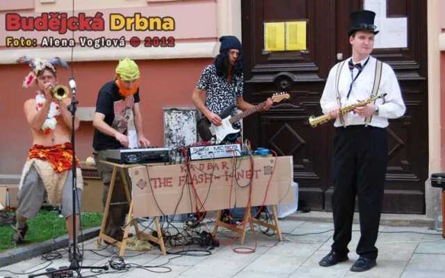 Kabaret Kajbar hrál naproti Singru