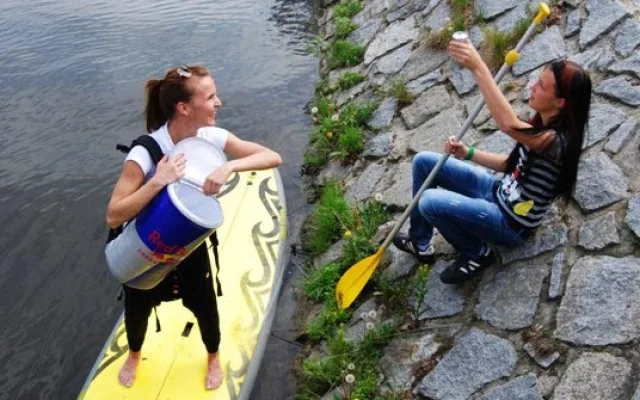 Redbull se tentokráte rozdával přímo z Vltavy