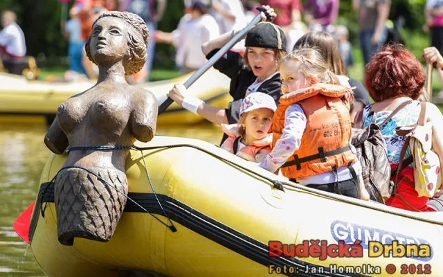 Raft s piráty a dětmi