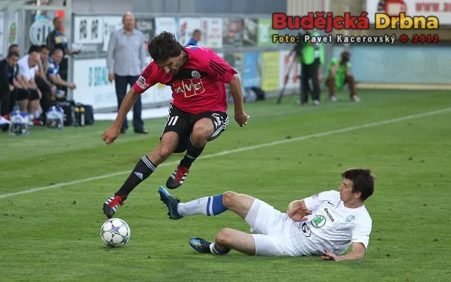 Ondřej Kúdela a jeho úspěšný skluz proti Mateji Krajčíkovi