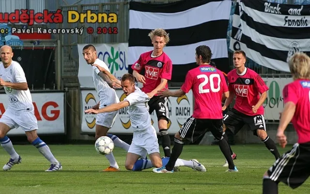 Závar před brankou Dynama, po zákroku Pavla Nováka padá Jasmin Ščuk