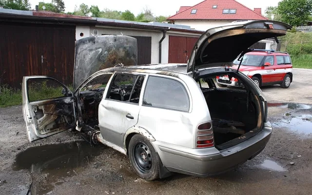 Požár Škody Octavie v Trhových Svinech