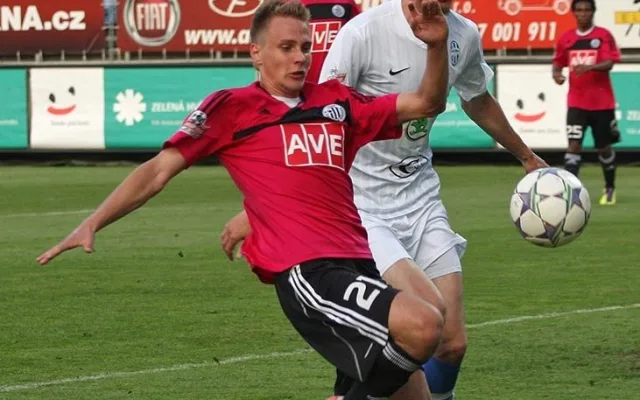 František Němec před Adrianem Rolkem