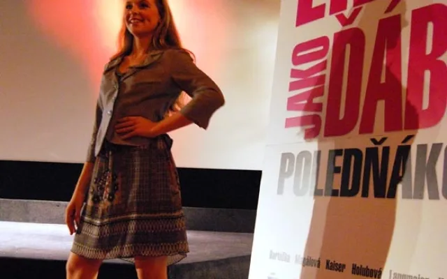 Model letních šatů, poněkud smutný, nemyslíte?