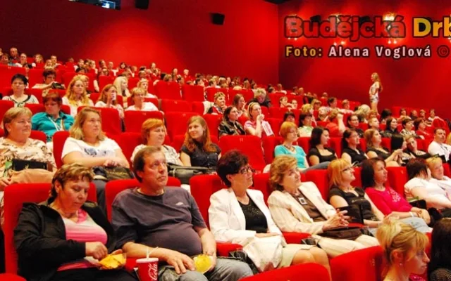 Modelky předváděly oblečení mezi diváky